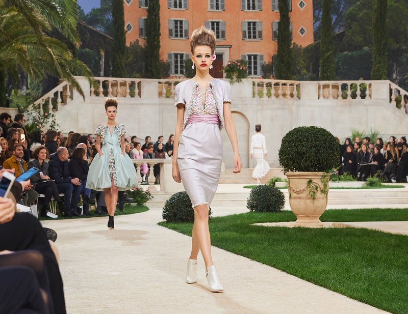 Chanel -Ο Karl Lagerfeld μόλις έδειξε το νέο φλοράλ -Τρισδιάστατα λουλούδια, φορέματα-άνθη [εικόνες[ | iefimerida.gr 48