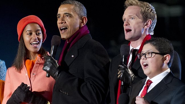 Ο Ομπάμα άναψε το 90ο Χριστουγεννιάτικο δέντρο στον Λευκό Οίκο [εικόνες] | iefimerida.gr 3