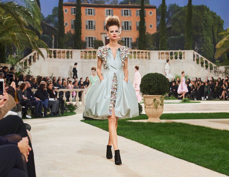 Chanel -Ο Karl Lagerfeld μόλις έδειξε το νέο φλοράλ -Τρισδιάστατα λουλούδια, φορέματα-άνθη [εικόνες[ | iefimerida.gr 49