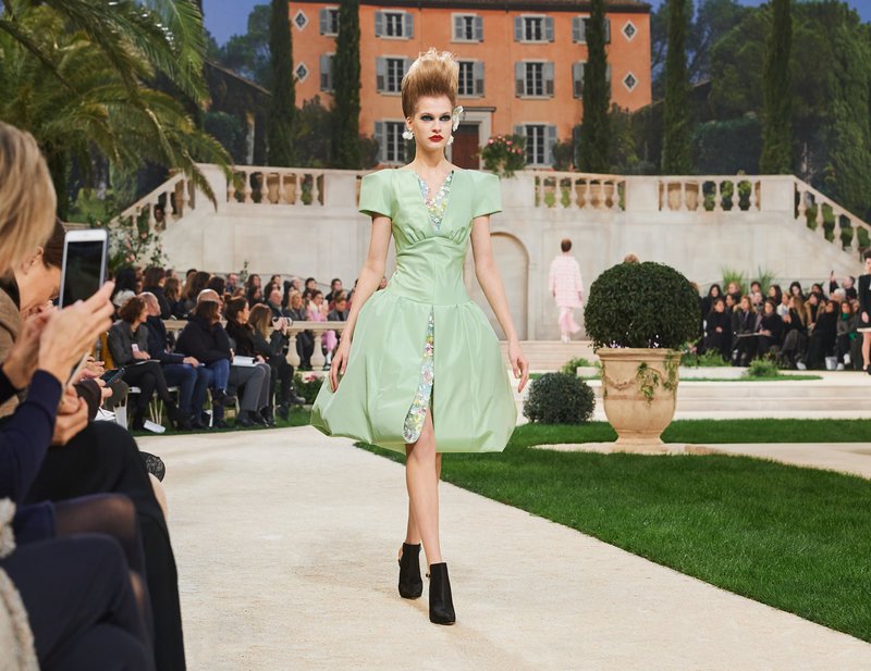 Chanel -Ο Karl Lagerfeld μόλις έδειξε το νέο φλοράλ -Τρισδιάστατα λουλούδια, φορέματα-άνθη [εικόνες[ | iefimerida.gr 50