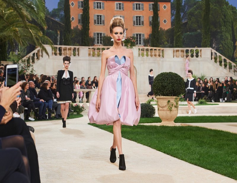 Chanel -Ο Karl Lagerfeld μόλις έδειξε το νέο φλοράλ -Τρισδιάστατα λουλούδια, φορέματα-άνθη [εικόνες[ | iefimerida.gr 13