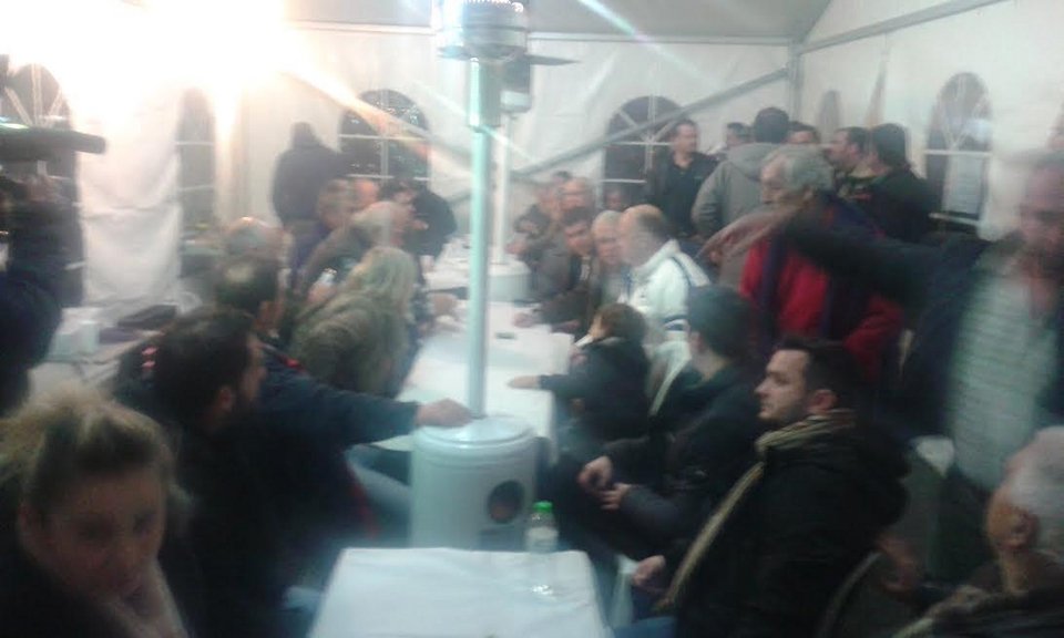 Ο Αχιλλέας Μπέος σε μπλόκο αγροτών στον Βόλο [εικόνες] | iefimerida.gr 1