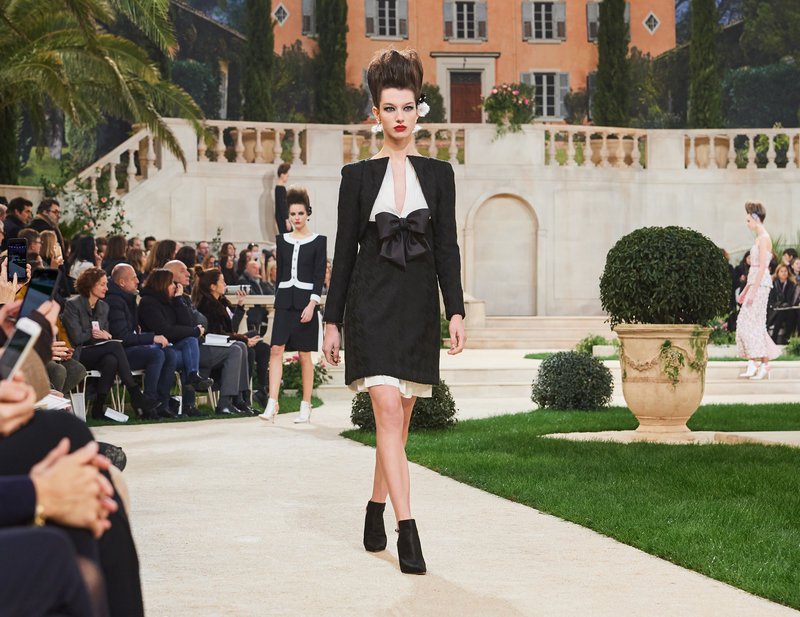 Chanel -Ο Karl Lagerfeld μόλις έδειξε το νέο φλοράλ -Τρισδιάστατα λουλούδια, φορέματα-άνθη [εικόνες[ | iefimerida.gr 52