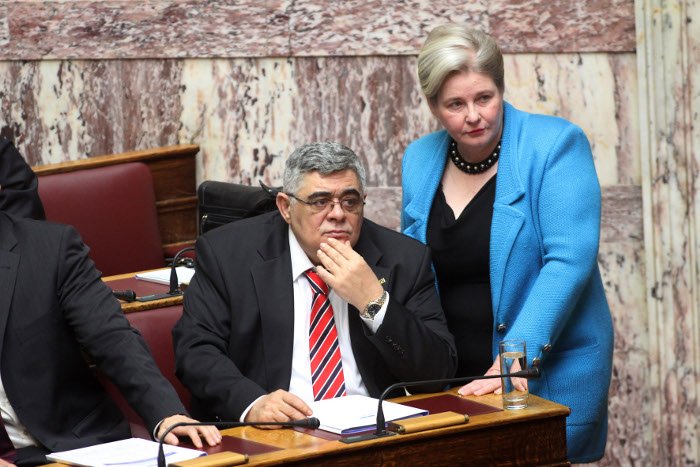 Το backstage της προχθεσινής ορκωμοσίας στη Βουλή -Η εξωτική κυρία με το ροζ, τα λουσάτα ντυσίματα, τα φιλιά [εικόνες] | iefimerida.gr 23