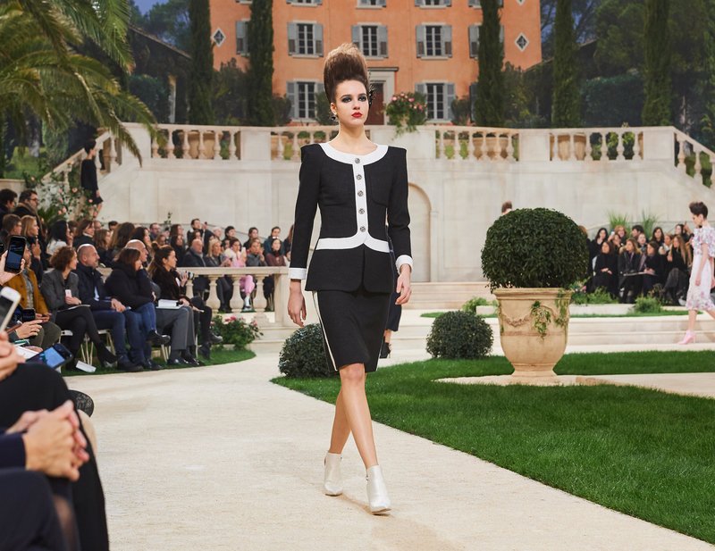 Chanel -Ο Karl Lagerfeld μόλις έδειξε το νέο φλοράλ -Τρισδιάστατα λουλούδια, φορέματα-άνθη [εικόνες[ | iefimerida.gr 53
