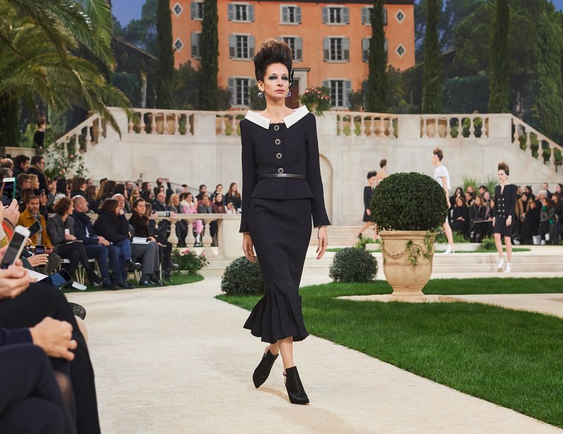 Chanel -Ο Karl Lagerfeld μόλις έδειξε το νέο φλοράλ -Τρισδιάστατα λουλούδια, φορέματα-άνθη [εικόνες[ | iefimerida.gr 22