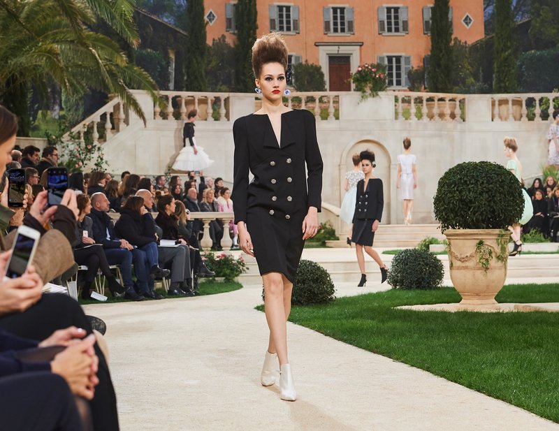 Chanel -Ο Karl Lagerfeld μόλις έδειξε το νέο φλοράλ -Τρισδιάστατα λουλούδια, φορέματα-άνθη [εικόνες[ | iefimerida.gr 23