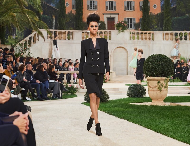 Chanel -Ο Karl Lagerfeld μόλις έδειξε το νέο φλοράλ -Τρισδιάστατα λουλούδια, φορέματα-άνθη [εικόνες[ | iefimerida.gr 24