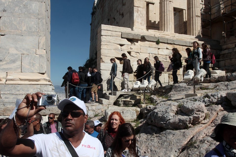 H Aθήνα μέσα από τα μάτια των τουριστών: Αρχαία, σουβλάκια, σανδάλια και Zorbas [εικόνες] | iefimerida.gr 1
