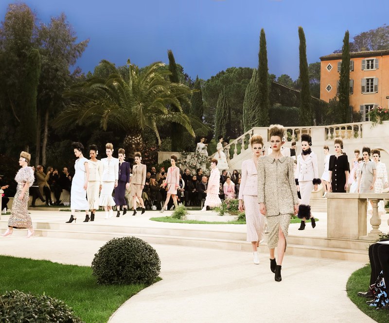 Chanel -Ο Karl Lagerfeld μόλις έδειξε το νέο φλοράλ -Τρισδιάστατα λουλούδια, φορέματα-άνθη [εικόνες[ | iefimerida.gr 3