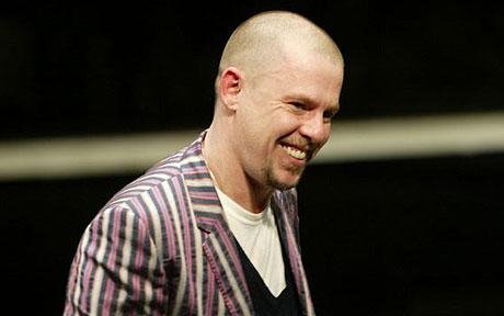  McQueen: Πώς η ιδιοφυΐα της μόδας σχεδίαζε να αυτοκτονήσει πάνω στην πασαρέλα [εικόνες] | iefimerida.gr 1