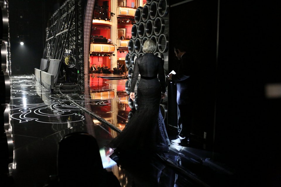 Στα παρασκήνια της απονομής των Οσκαρ: Παθιασμένα φιλιά, φάρσες, και το μυστικό για να μην έχουν δαχτυλιές τα αγαλματίδια – Οι σταρ όπως δεν τους ξανάδαμε [εικόνες] | iefimerida.gr 4