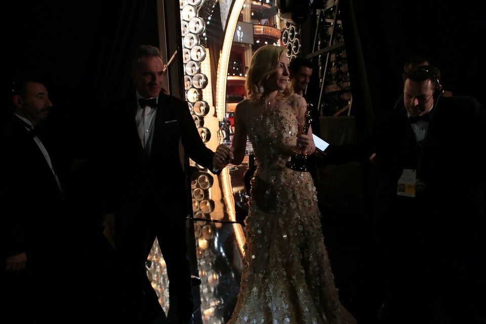 Στα παρασκήνια της απονομής των Οσκαρ: Παθιασμένα φιλιά, φάρσες, και το μυστικό για να μην έχουν δαχτυλιές τα αγαλματίδια – Οι σταρ όπως δεν τους ξανάδαμε [εικόνες] | iefimerida.gr 3