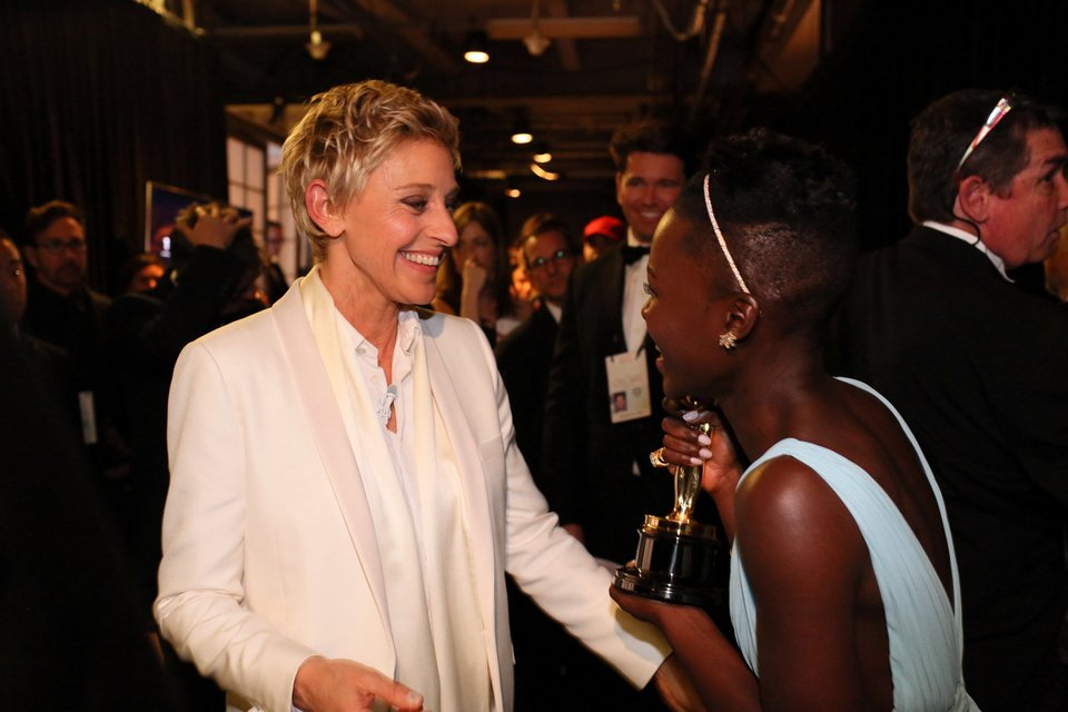 Στα παρασκήνια της απονομής των Οσκαρ: Παθιασμένα φιλιά, φάρσες, και το μυστικό για να μην έχουν δαχτυλιές τα αγαλματίδια – Οι σταρ όπως δεν τους ξανάδαμε [εικόνες] | iefimerida.gr 1