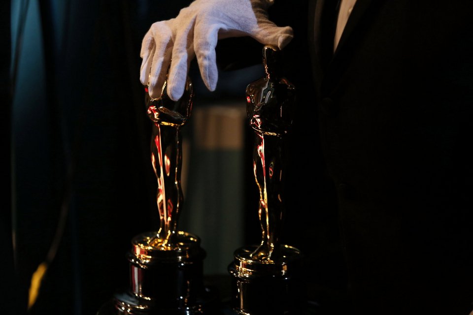 Στα παρασκήνια της απονομής των Οσκαρ: Παθιασμένα φιλιά, φάρσες, και το μυστικό για να μην έχουν δαχτυλιές τα αγαλματίδια – Οι σταρ όπως δεν τους ξανάδαμε [εικόνες] | iefimerida.gr 9