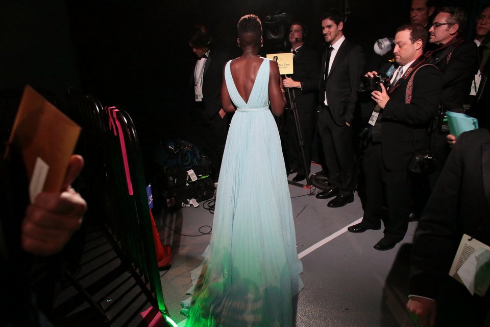 Στα παρασκήνια της απονομής των Οσκαρ: Παθιασμένα φιλιά, φάρσες, και το μυστικό για να μην έχουν δαχτυλιές τα αγαλματίδια – Οι σταρ όπως δεν τους ξανάδαμε [εικόνες] | iefimerida.gr 10