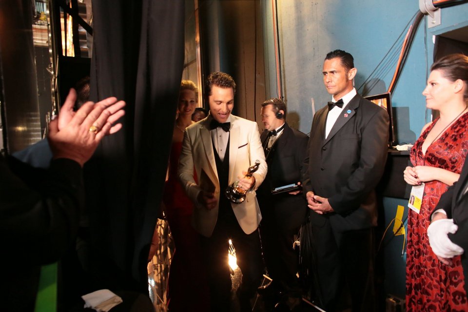 Στα παρασκήνια της απονομής των Οσκαρ: Παθιασμένα φιλιά, φάρσες, και το μυστικό για να μην έχουν δαχτυλιές τα αγαλματίδια – Οι σταρ όπως δεν τους ξανάδαμε [εικόνες] | iefimerida.gr 15