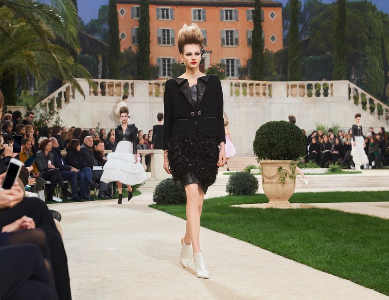 Chanel -Ο Karl Lagerfeld μόλις έδειξε το νέο φλοράλ -Τρισδιάστατα λουλούδια, φορέματα-άνθη [εικόνες[ | iefimerida.gr 25