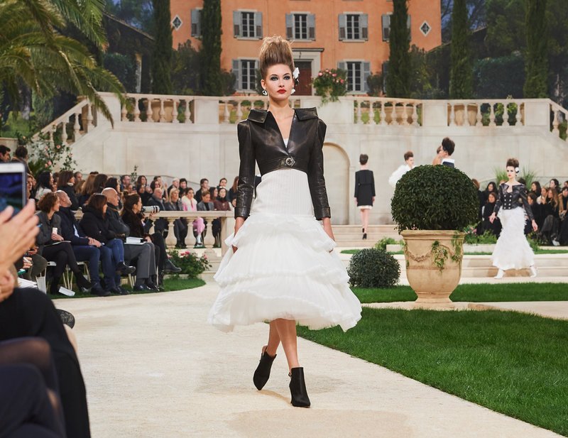 Chanel -Ο Karl Lagerfeld μόλις έδειξε το νέο φλοράλ -Τρισδιάστατα λουλούδια, φορέματα-άνθη [εικόνες[ | iefimerida.gr 4