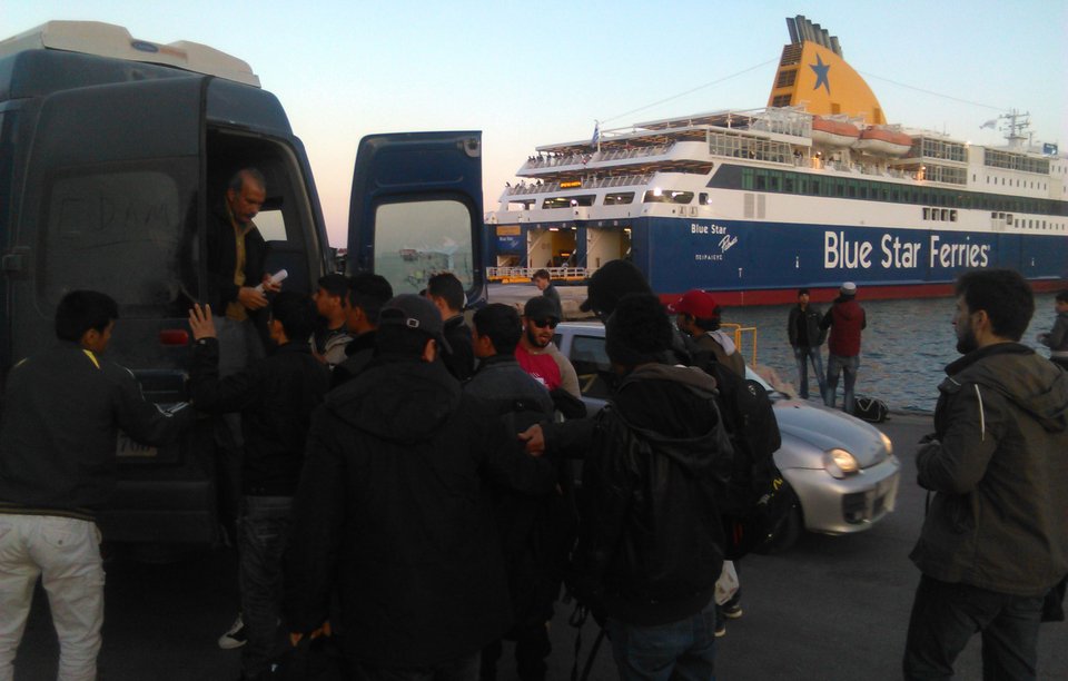 Συγκλονιστικές στιγμές: Μετανάστρια γέννησε δίδυμα εν πλω στη Σάμο, βρέφη με υποθερμία στους διασωθέντες [εικόνες&βίντεο] | iefimerida.gr 1