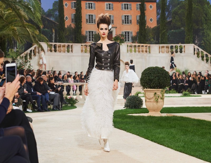 Chanel -Ο Karl Lagerfeld μόλις έδειξε το νέο φλοράλ -Τρισδιάστατα λουλούδια, φορέματα-άνθη [εικόνες[ | iefimerida.gr 18