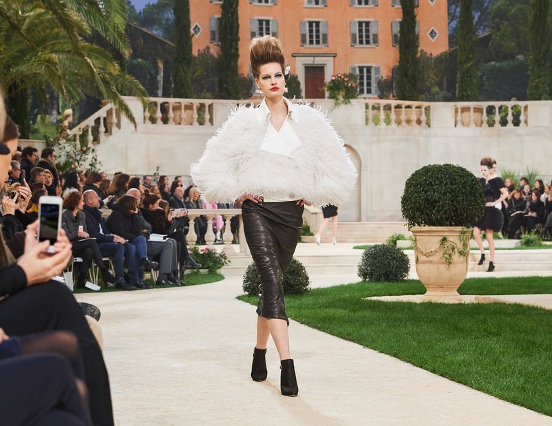 Chanel -Ο Karl Lagerfeld μόλις έδειξε το νέο φλοράλ -Τρισδιάστατα λουλούδια, φορέματα-άνθη [εικόνες[ | iefimerida.gr 26