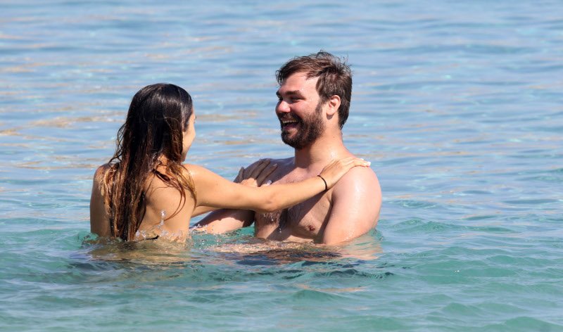 Τρυφερά τετ-α-τετ στη θάλασσα για Πρέλεβιτς-Σαμπάνη [εικόνες] | iefimerida.gr 2