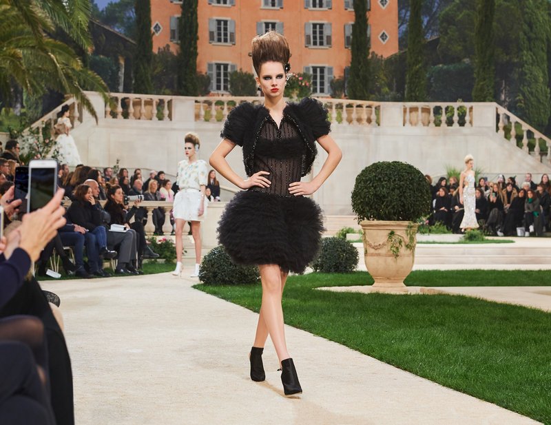 Chanel -Ο Karl Lagerfeld μόλις έδειξε το νέο φλοράλ -Τρισδιάστατα λουλούδια, φορέματα-άνθη [εικόνες[ | iefimerida.gr 27