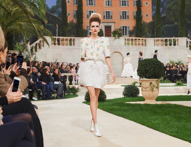 Chanel -Ο Karl Lagerfeld μόλις έδειξε το νέο φλοράλ -Τρισδιάστατα λουλούδια, φορέματα-άνθη [εικόνες[ | iefimerida.gr 7