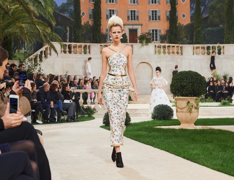 Chanel -Ο Karl Lagerfeld μόλις έδειξε το νέο φλοράλ -Τρισδιάστατα λουλούδια, φορέματα-άνθη [εικόνες[ | iefimerida.gr 54