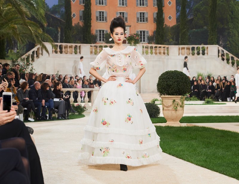Chanel -Ο Karl Lagerfeld μόλις έδειξε το νέο φλοράλ -Τρισδιάστατα λουλούδια, φορέματα-άνθη [εικόνες[ | iefimerida.gr 5