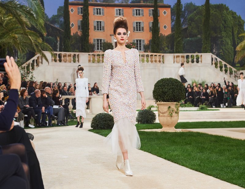 Chanel -Ο Karl Lagerfeld μόλις έδειξε το νέο φλοράλ -Τρισδιάστατα λουλούδια, φορέματα-άνθη [εικόνες[ | iefimerida.gr 56