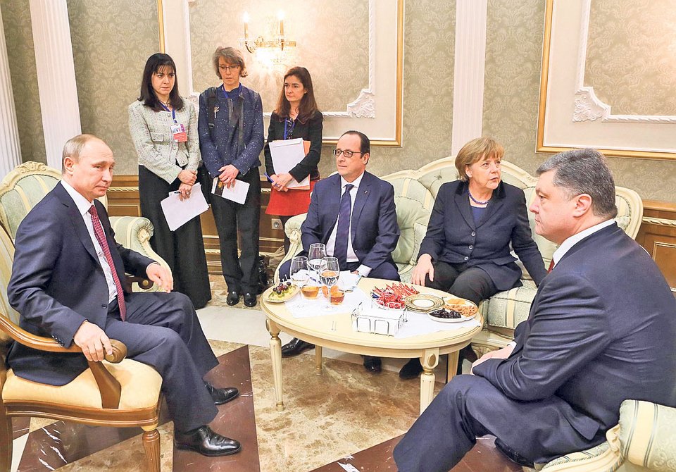  Πούτιν, Ολάντ, Μέρκελ, Ποροσένκο συζητούσαν επί 16 ώρες -Βότκα, ομελέτες, τσιγάρα, μια λιποθυμία και το κινητό της καγκελαρίου που τα έπαιξε [εικόνες & βίντεο] | iefimerida.gr 0