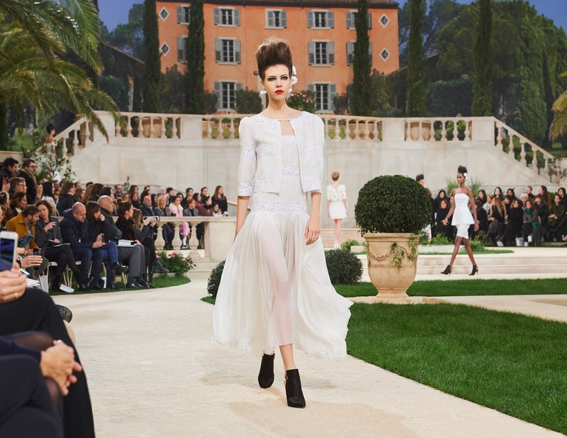 Chanel -Ο Karl Lagerfeld μόλις έδειξε το νέο φλοράλ -Τρισδιάστατα λουλούδια, φορέματα-άνθη [εικόνες[ | iefimerida.gr 58