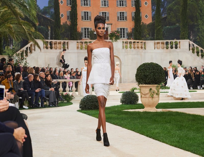 Chanel -Ο Karl Lagerfeld μόλις έδειξε το νέο φλοράλ -Τρισδιάστατα λουλούδια, φορέματα-άνθη [εικόνες[ | iefimerida.gr 59