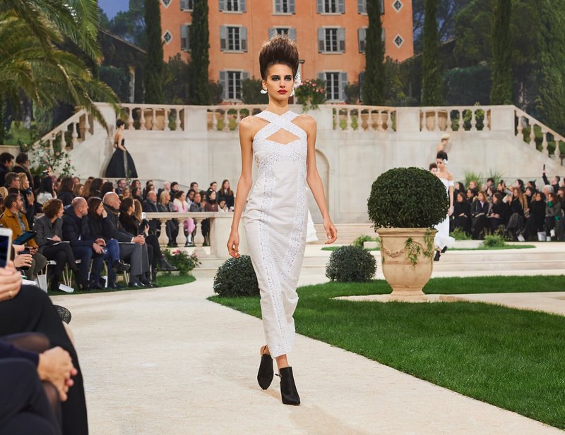 Chanel -Ο Karl Lagerfeld μόλις έδειξε το νέο φλοράλ -Τρισδιάστατα λουλούδια, φορέματα-άνθη [εικόνες[ | iefimerida.gr 17