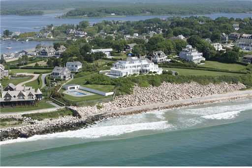 Συνέλαβαν το νυχτερινό κολυμβητή που απειλούσε τη σταρ [εικόνες]  | iefimerida.gr 0