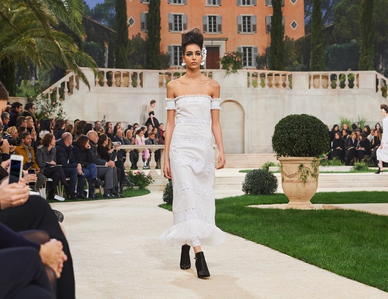 Chanel -Ο Karl Lagerfeld μόλις έδειξε το νέο φλοράλ -Τρισδιάστατα λουλούδια, φορέματα-άνθη [εικόνες[ | iefimerida.gr 61