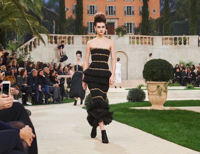Chanel -Ο Karl Lagerfeld μόλις έδειξε το νέο φλοράλ -Τρισδιάστατα λουλούδια, φορέματα-άνθη [εικόνες[ | iefimerida.gr 62