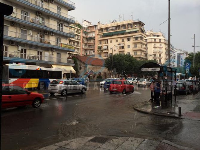 Το μπουρίνι «έπνιξε» τη Θεσσαλονίκη -Προβλήματα και διακοπή ρεύματος από την καταιγίδα [εικόνες&βίντεο] | iefimerida.gr 0