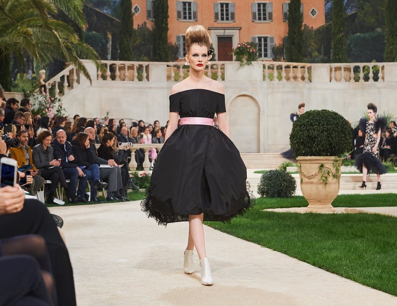 Chanel -Ο Karl Lagerfeld μόλις έδειξε το νέο φλοράλ -Τρισδιάστατα λουλούδια, φορέματα-άνθη [εικόνες[ | iefimerida.gr 64