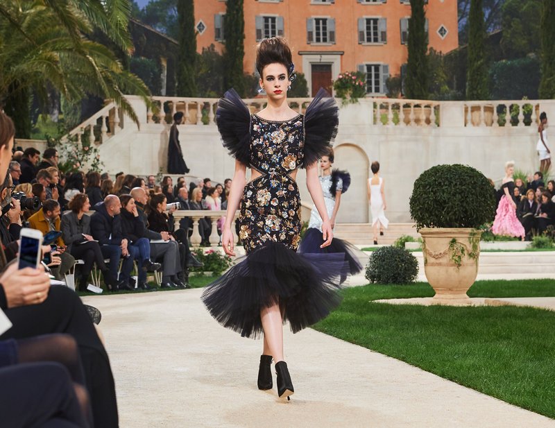 Chanel -Ο Karl Lagerfeld μόλις έδειξε το νέο φλοράλ -Τρισδιάστατα λουλούδια, φορέματα-άνθη [εικόνες[ | iefimerida.gr 65