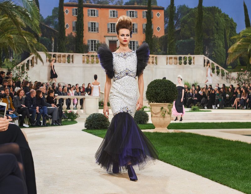 Chanel -Ο Karl Lagerfeld μόλις έδειξε το νέο φλοράλ -Τρισδιάστατα λουλούδια, φορέματα-άνθη [εικόνες[ | iefimerida.gr 66