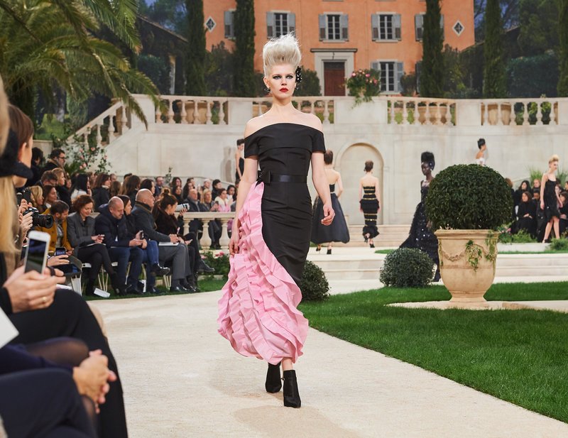 Chanel -Ο Karl Lagerfeld μόλις έδειξε το νέο φλοράλ -Τρισδιάστατα λουλούδια, φορέματα-άνθη [εικόνες[ | iefimerida.gr 67