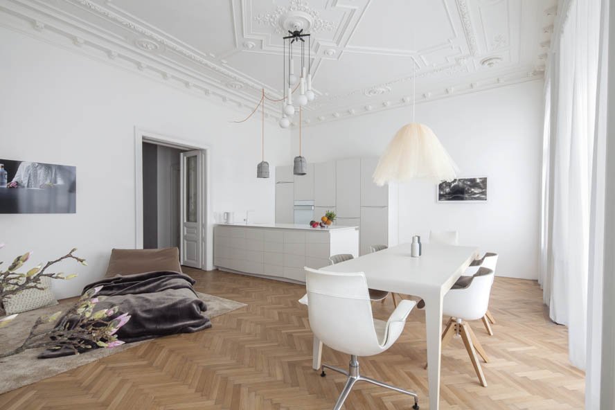 Πώς ένα σπίτι του 19ου αιώνα με δρύινα πατώματα και σκαλιστά ταβάνια μεταμορφώθηκε σε σύγχρονο μίνιμαλ διαμέρισμα [εικόνες] | iefimerida.gr 16