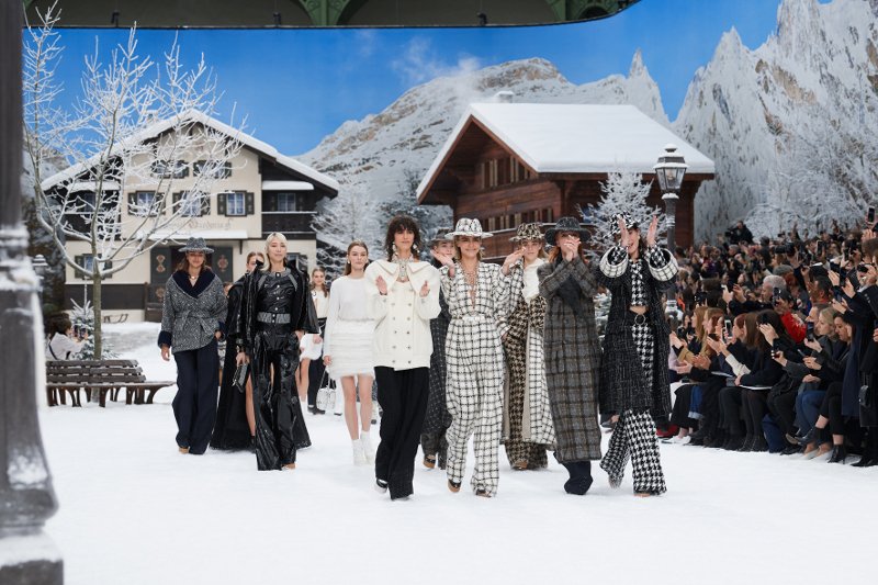 Το grand finale του Karl Lagerfeld στη Chanel -Μας έδειξε τι θα πει σικάτο ντύσιμο το χειμώνα [εικόνες] | iefimerida.gr 5