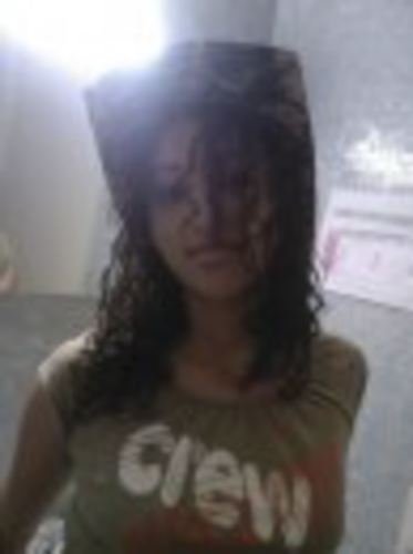 Τρεις νέες φωτογραφίες της γυναίκας-καμικάζι του Σεν Ντενί [εικόνες]  | iefimerida.gr 0