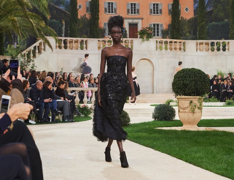 Chanel -Ο Karl Lagerfeld μόλις έδειξε το νέο φλοράλ -Τρισδιάστατα λουλούδια, φορέματα-άνθη [εικόνες[ | iefimerida.gr 68