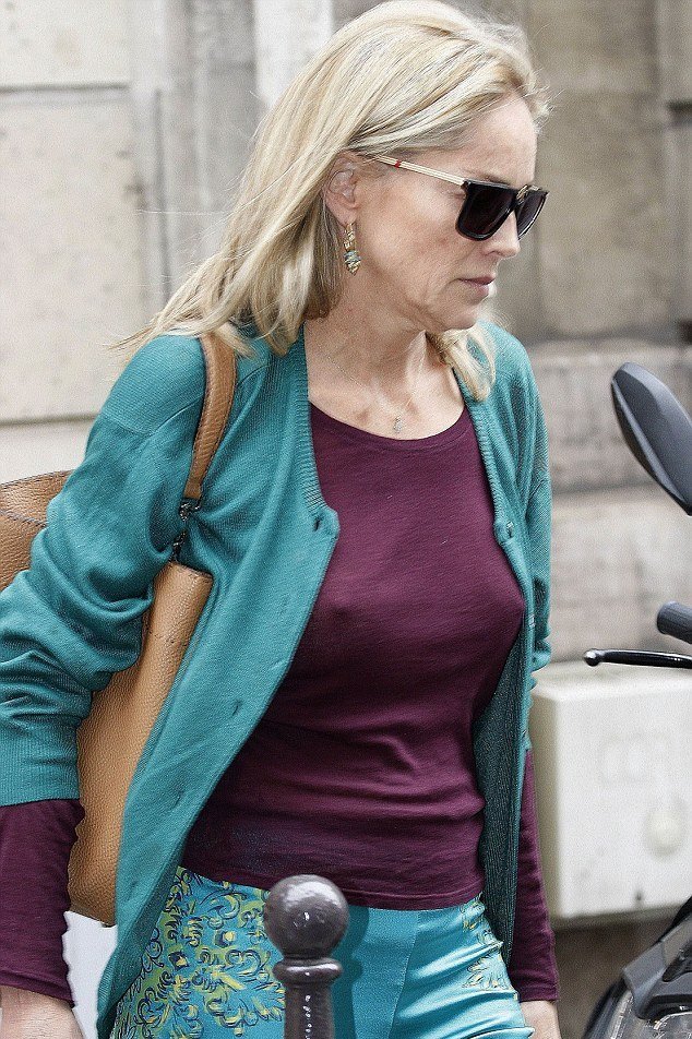 Χωρίς σουτιέν και με σιθρου μπλουζάκι η Σάρον Στόουν [εικόνες]  | iefimerida.gr 3