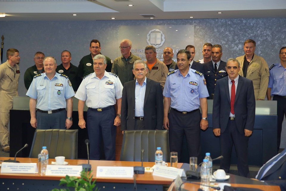 Τιμήθηκαν οι διασώστες και το πλήρωμα του Canadair που κατέπεσε στα Δερβενοχώρια [εικόνα] | iefimerida.gr 0